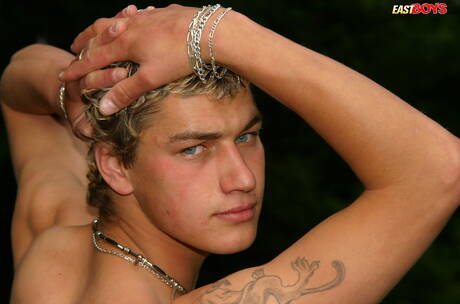 漂亮的男孩約翰在外面手淫