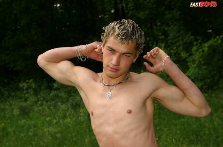 漂亮的男孩約翰在外面手淫