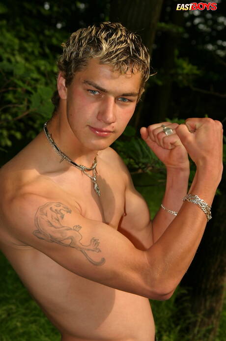 漂亮的男孩約翰在外面手淫