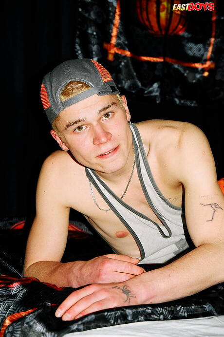 El jovencito caliente Joel se burla de su polla