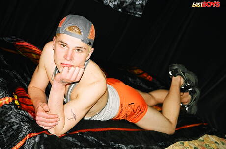 El jovencito caliente Joel se burla de su polla