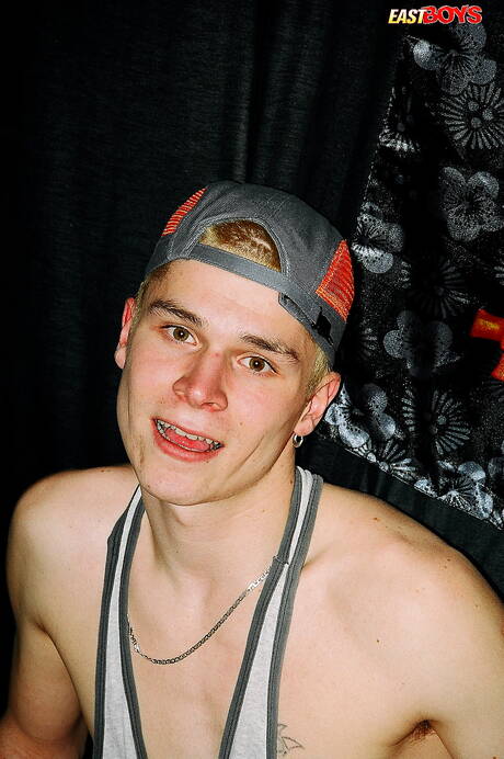 El jovencito caliente Joel se burla de su polla