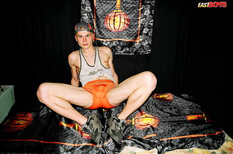 El jovencito caliente Joel se burla de su polla