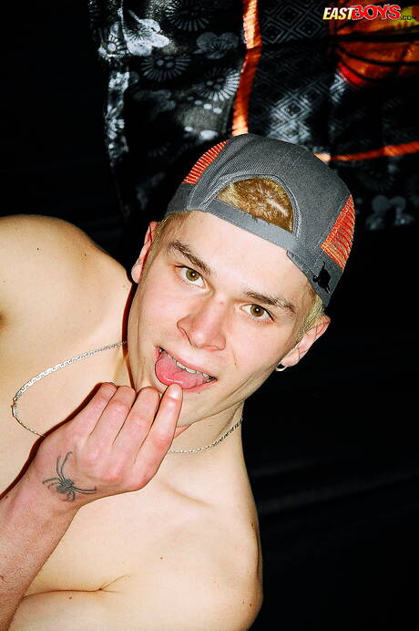 El jovencito caliente Joel se burla de su polla