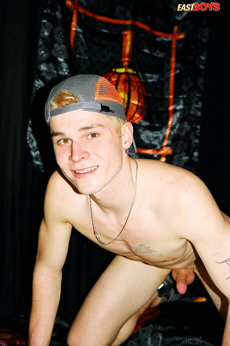 El jovencito caliente Joel se burla de su polla