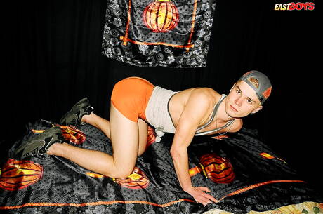 El jovencito caliente Joel se burla de su polla