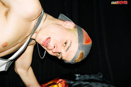 El jovencito caliente Joel se burla de su polla