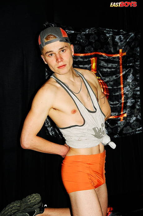 El jovencito caliente Joel se burla de su polla