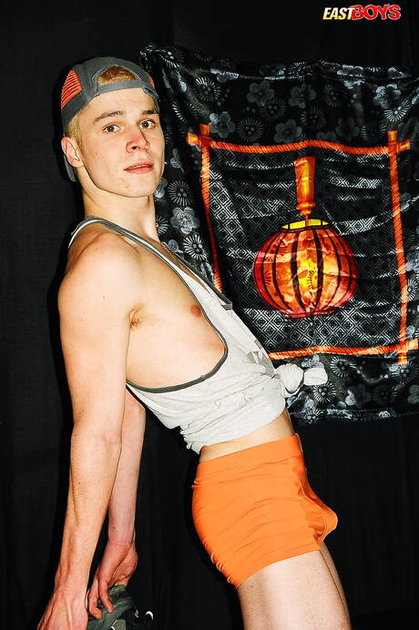 El jovencito caliente Joel se burla de su polla