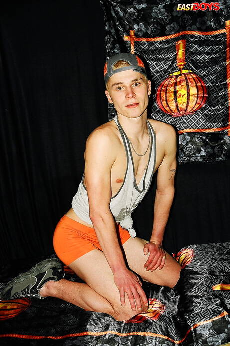 El jovencito caliente Joel se burla de su polla