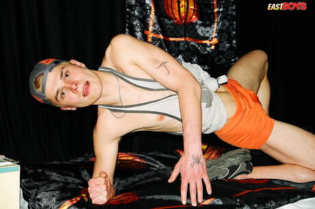 El jovencito caliente Joel se burla de su polla