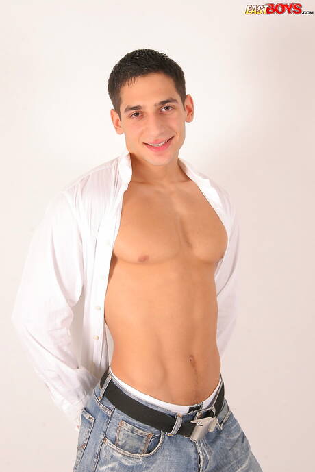 Muskularny Jirka Gregor masturbuje się