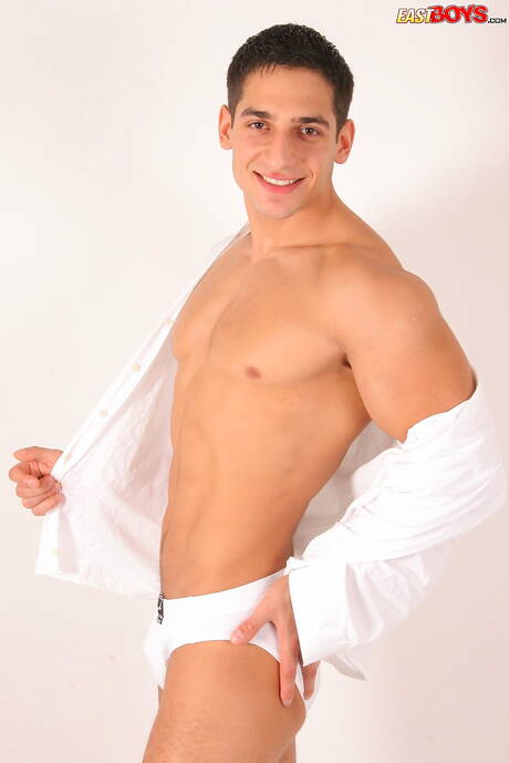 Muskularny Jirka Gregor masturbuje się