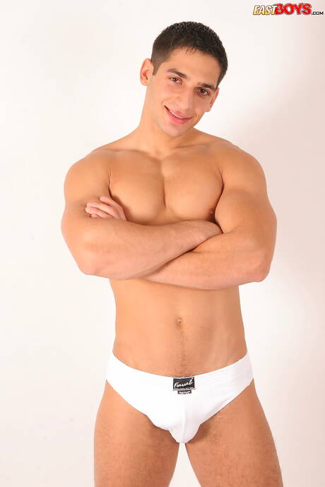 Muskularny Jirka Gregor masturbuje się