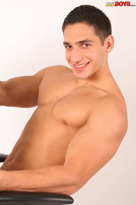 Muskularny Jirka Gregor masturbuje się