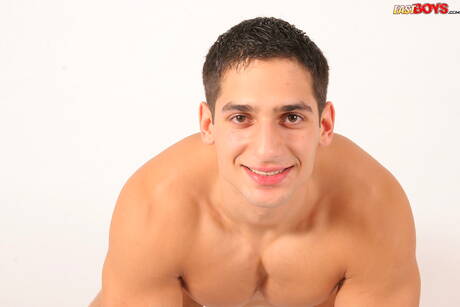 Muskularny Jirka Gregor masturbuje się