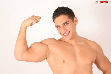 Muskularny Jirka Gregor masturbuje się