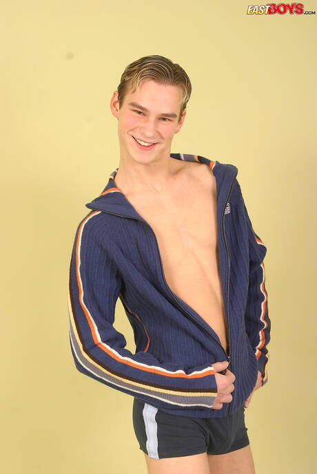 O menino Jim brinca com um pau no banheiro