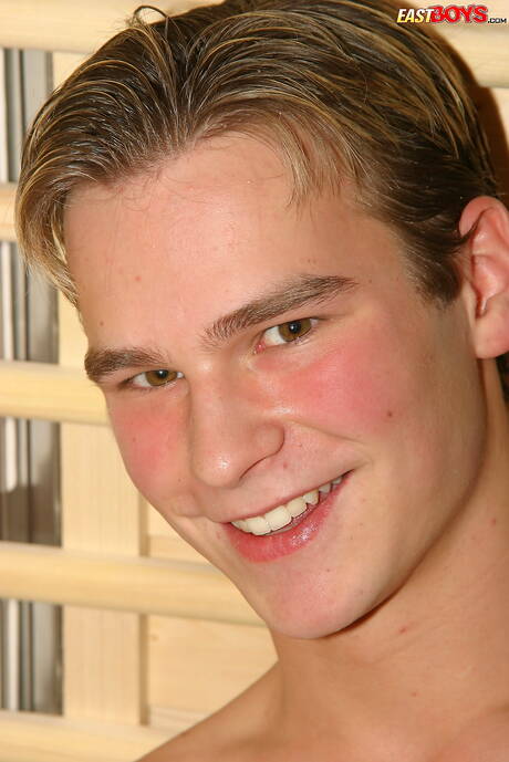 O menino Jim brinca com um pau no banheiro