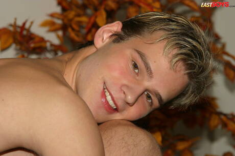 Der junge Kerl Jim wichst seinen Schwanz