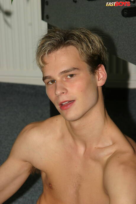 Der junge Kerl Jim wichst seinen Schwanz