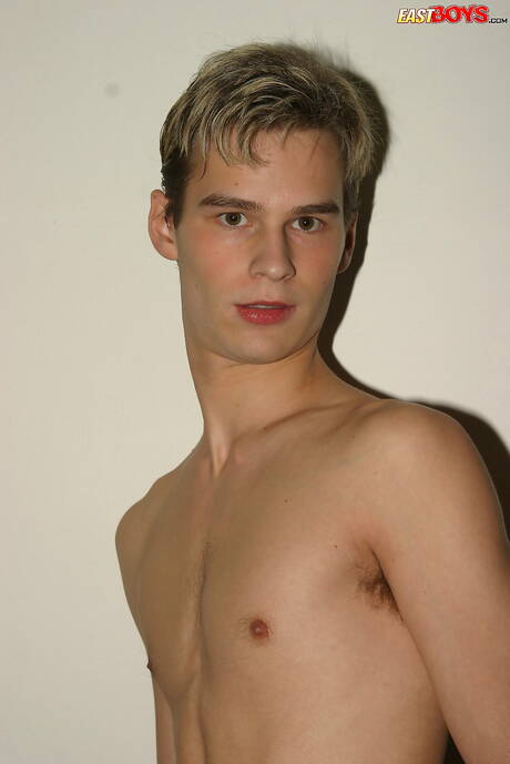 Der junge Kerl Jim wichst seinen Schwanz