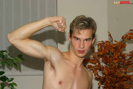 Der junge Kerl Jim wichst seinen Schwanz