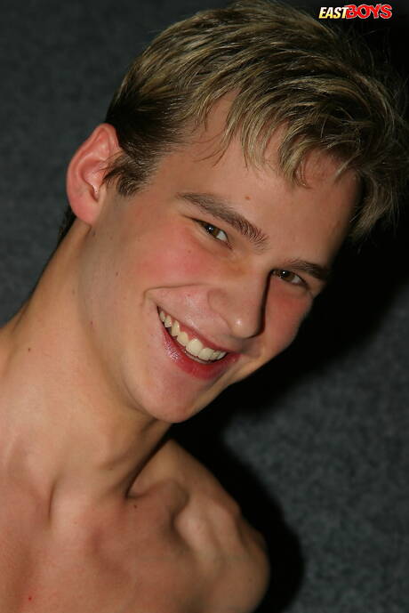 Der junge Kerl Jim wichst seinen Schwanz