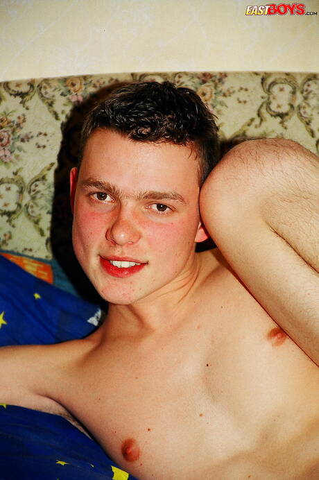 Junge Jenish spielt mit Schwanz