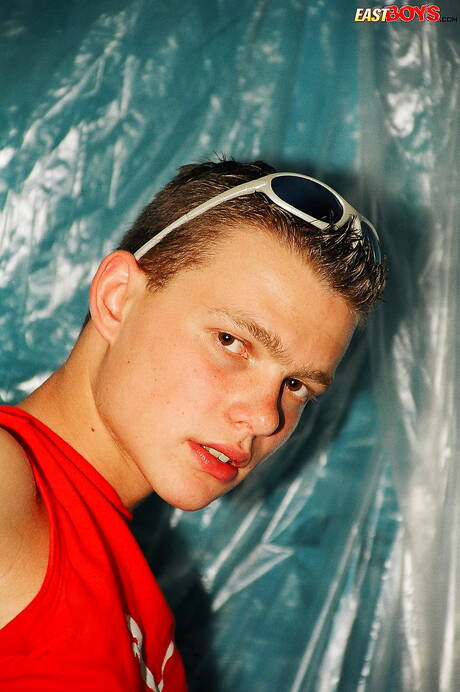 O lindo garoto Jenish mostra um corpo perfeito