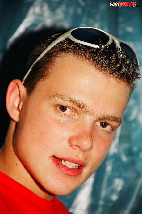 O lindo garoto Jenish mostra um corpo perfeito