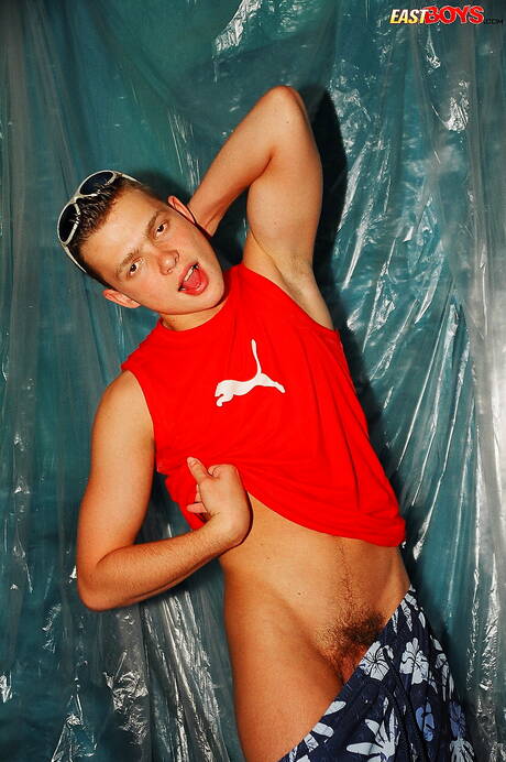 O lindo garoto Jenish mostra um corpo perfeito