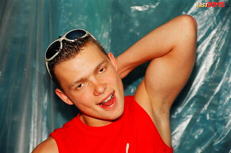 O lindo garoto Jenish mostra um corpo perfeito