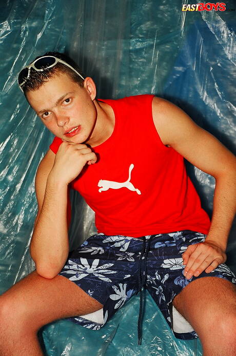 O lindo garoto Jenish mostra um corpo perfeito