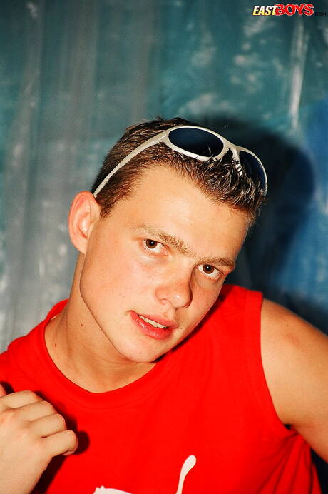 Der hübsche Junge Jenish zeigt einen perfekten Körper