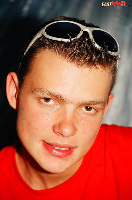 O lindo garoto Jenish mostra um corpo perfeito