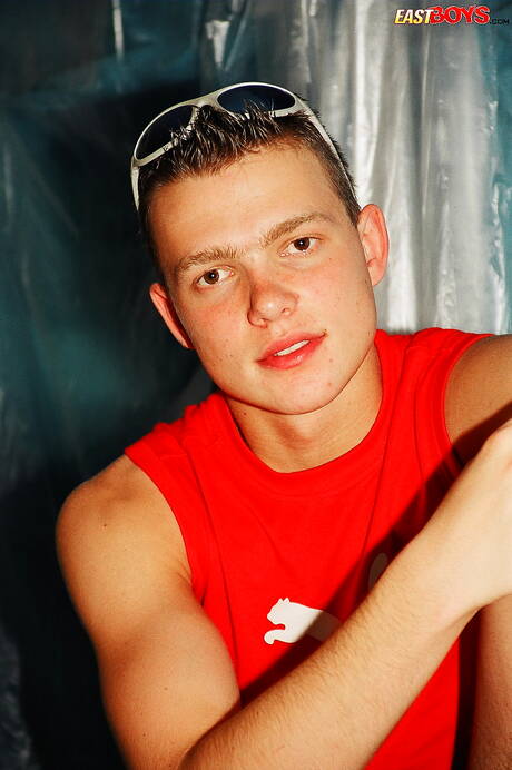 O lindo garoto Jenish mostra um corpo perfeito