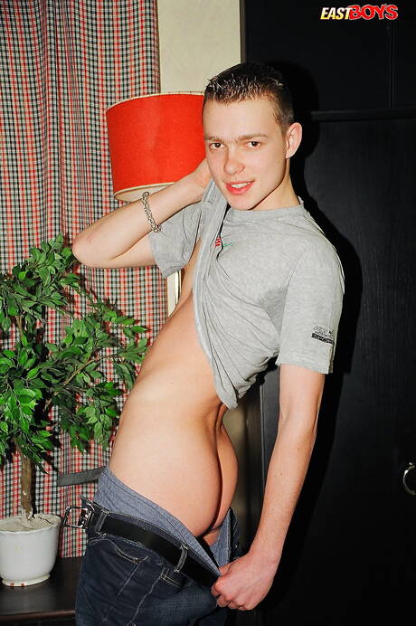 O jovem Jenish posando nu e mostrando a bunda