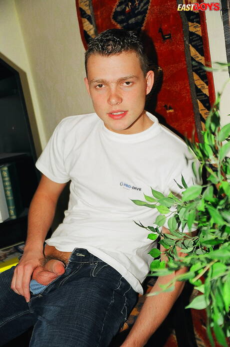 O jovem Jenish posando nu e mostrando a bunda