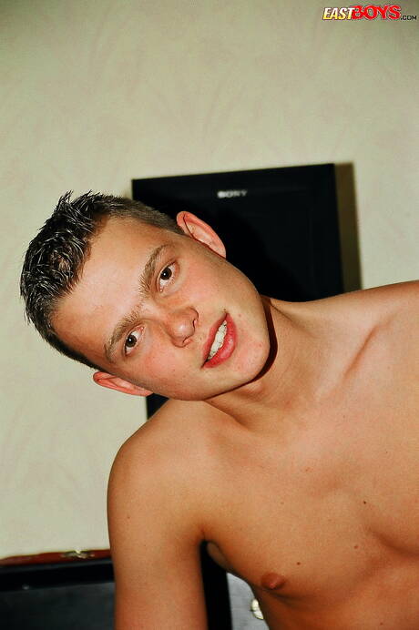 Der junge Kerl Jenish posiert nackt und zeigt seinen Arsch