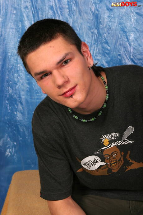 Le jeune Jaro pose nu