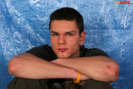 Le jeune Jaro pose nu