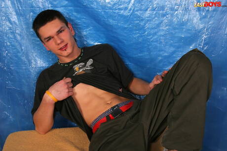 Le jeune Jaro pose nu