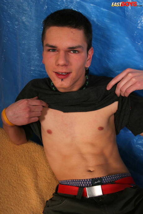 Le jeune Jaro pose nu