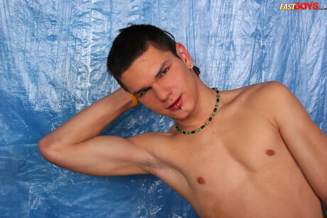 Le jeune Jaro pose nu