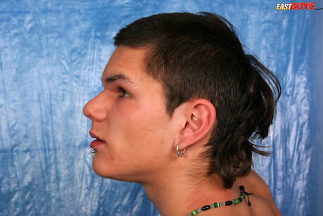 Le jeune Jaro pose nu