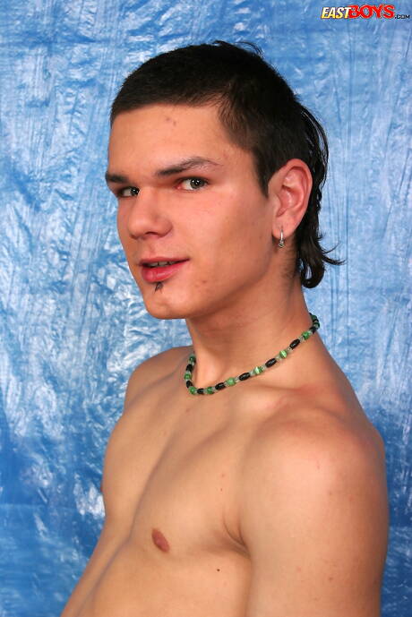 Le jeune Jaro pose nu