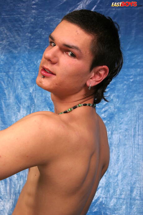 Le jeune Jaro pose nu