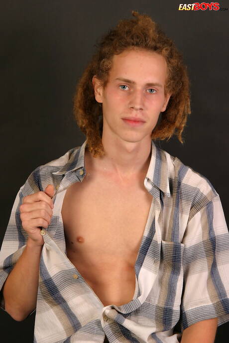 Le minet chaud Jan taquine sa bite