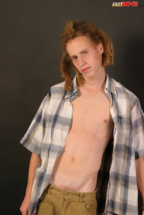 Le minet chaud Jan taquine sa bite